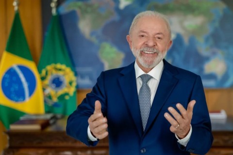 Governo Lula realiza cerimônia em memória aos atos antidemocráticos de 8 de janeiro.